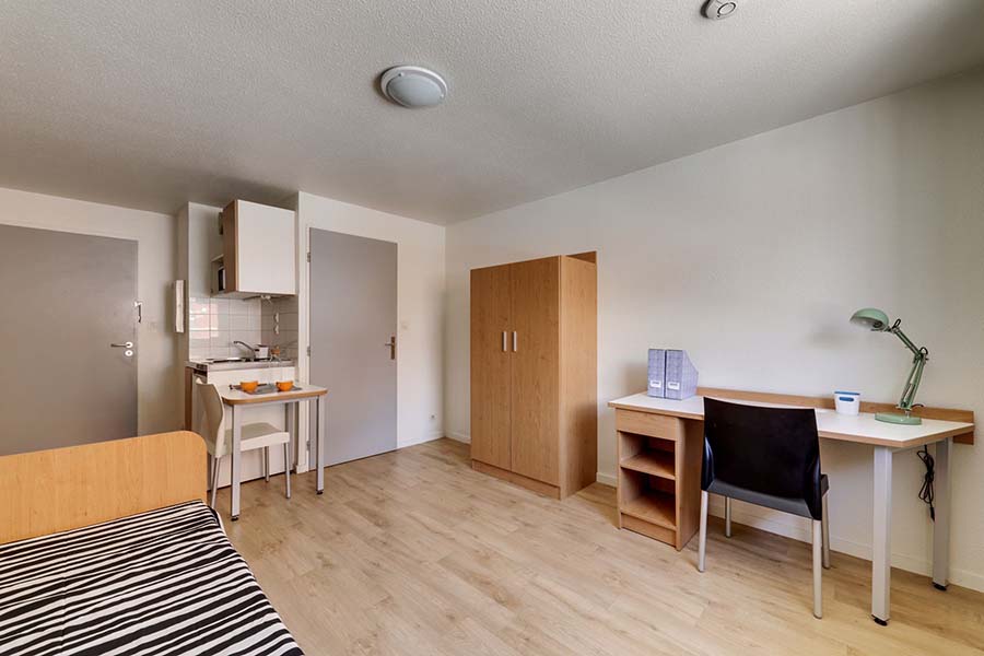 LOGIFAC résidence étudiante Anthoard Grenoble lit et bureau